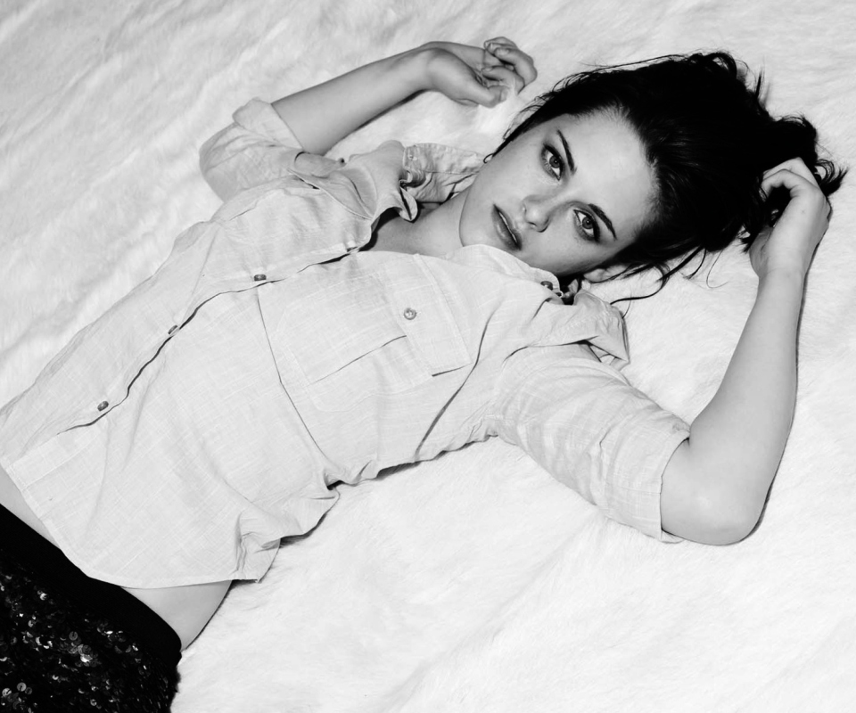 Kristen Stewart Black And White wallpaper 960x800