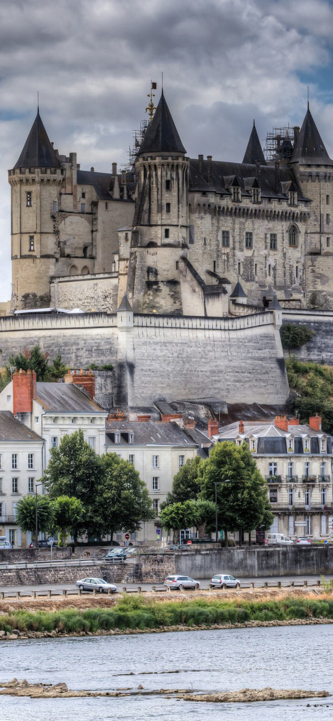 Das Saumur Castle on Loire Wallpaper 1170x2532