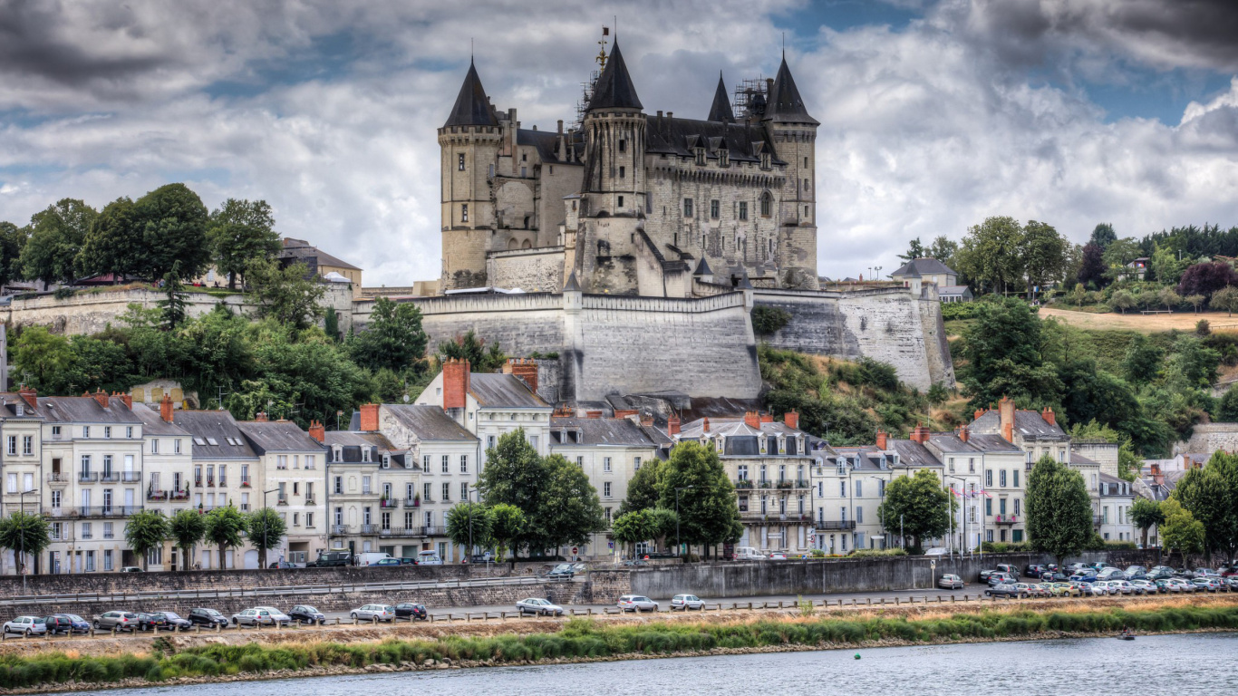Das Saumur Castle on Loire Wallpaper 1366x768