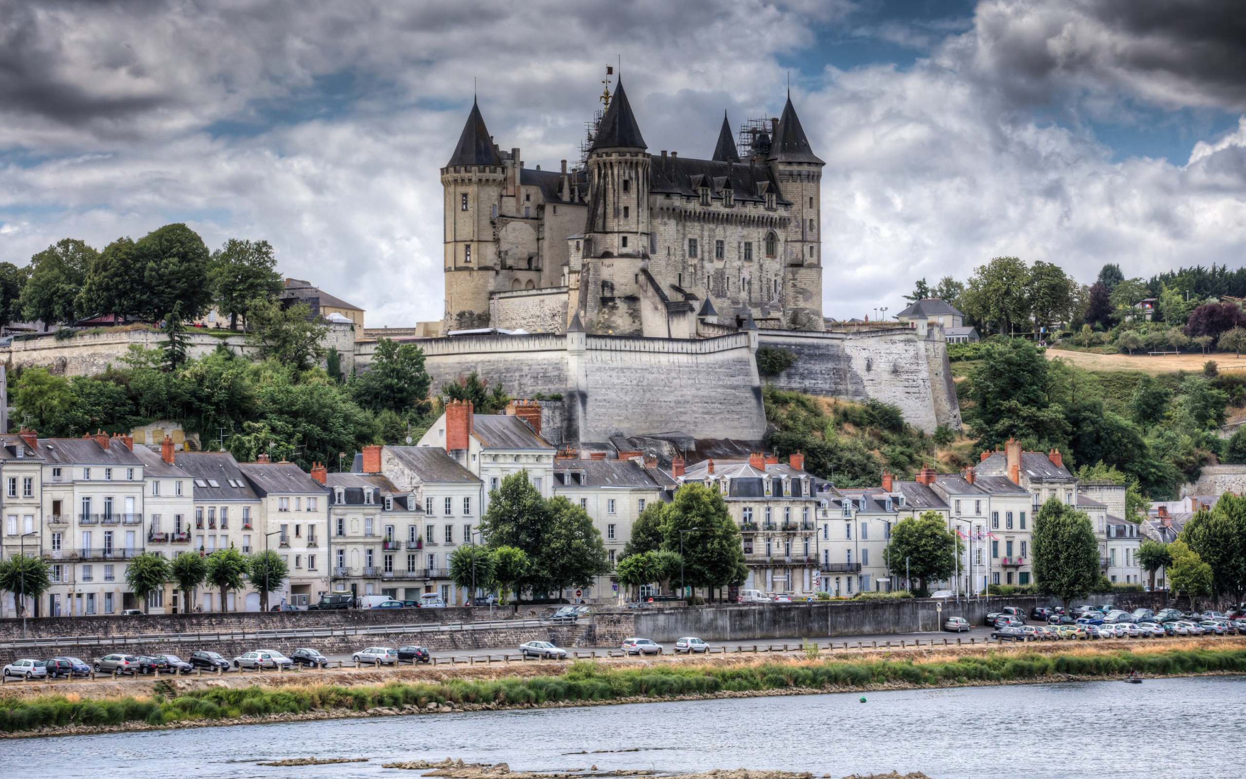 Das Saumur Castle on Loire Wallpaper 2560x1600