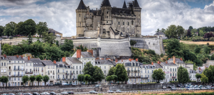 Saumur Castle on Loire wallpaper 720x320