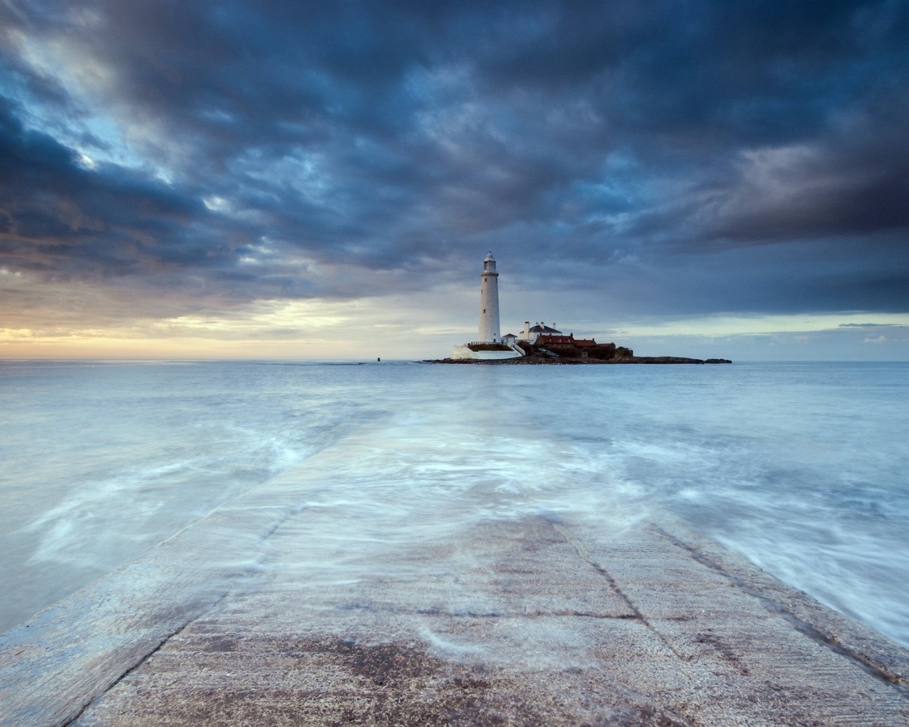 Das Lighthouse in coastal zone Wallpaper 1280x1024