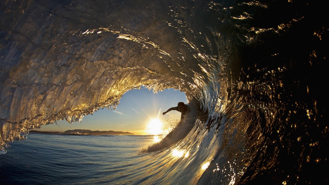 Fondo de pantalla Surfer Against Big Wave 1280x720