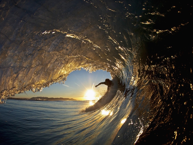 Fondo de pantalla Surfer Against Big Wave 640x480