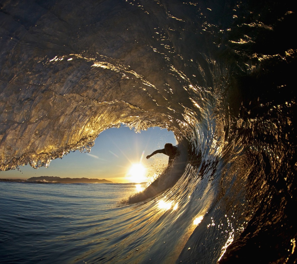Das Surfer Against Big Wave Wallpaper 960x854