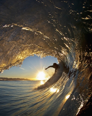 Kostenloses Surfer Against Big Wave Wallpaper für Nokia C2-03