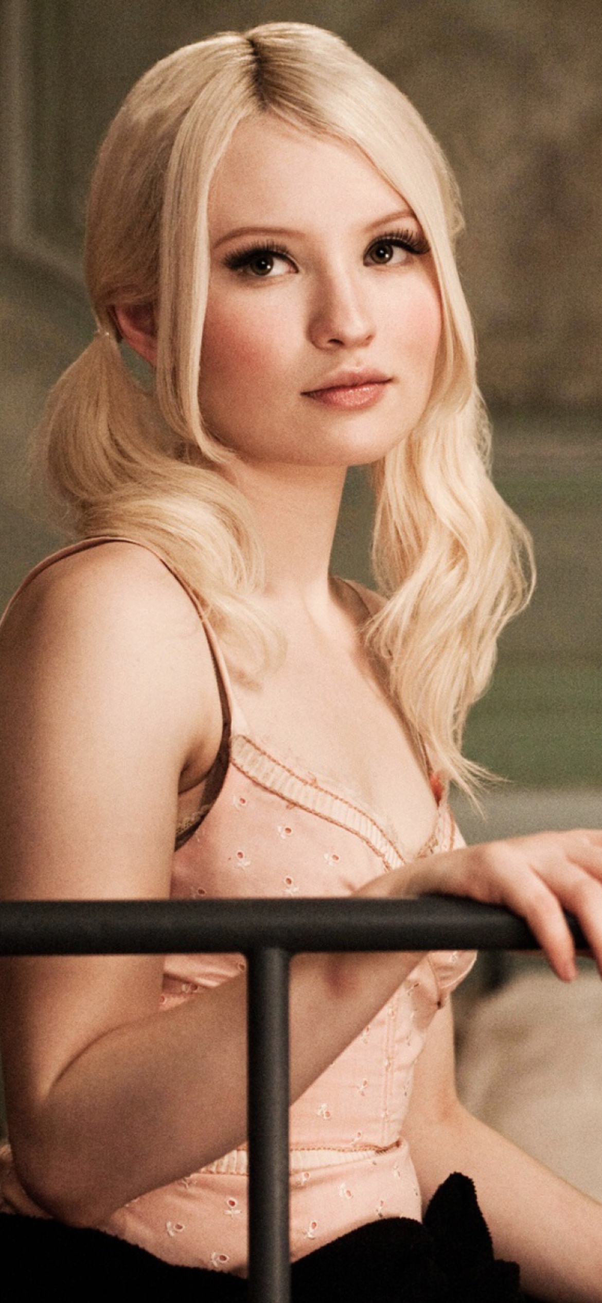 Das Emily Browning Wallpaper 1170x2532