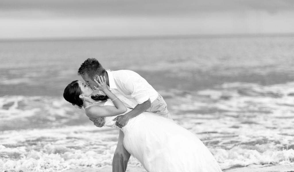 Screenshot №1 pro téma Wedding Kiss Black And White 1024x600