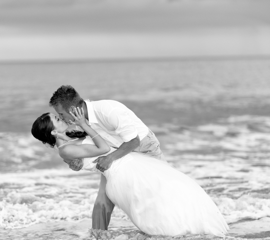 Sfondi Wedding Kiss Black And White 1080x960