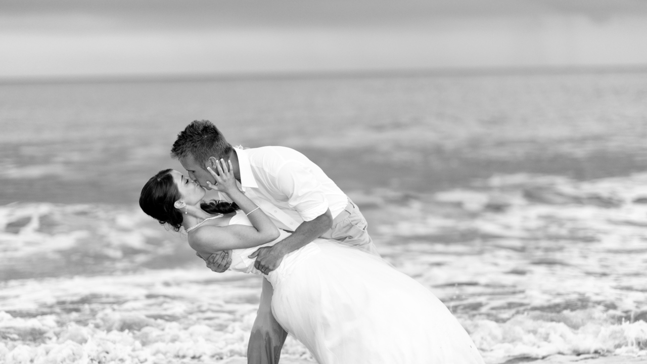 Screenshot №1 pro téma Wedding Kiss Black And White 1280x720