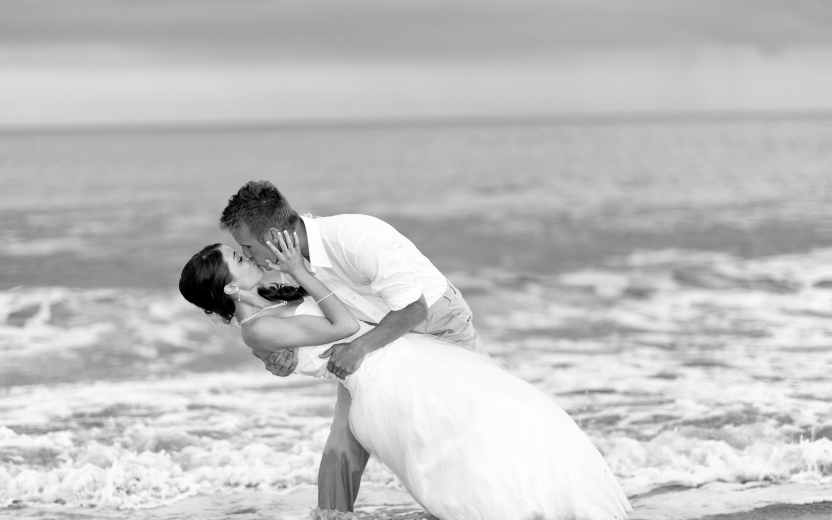 Screenshot №1 pro téma Wedding Kiss Black And White 1680x1050