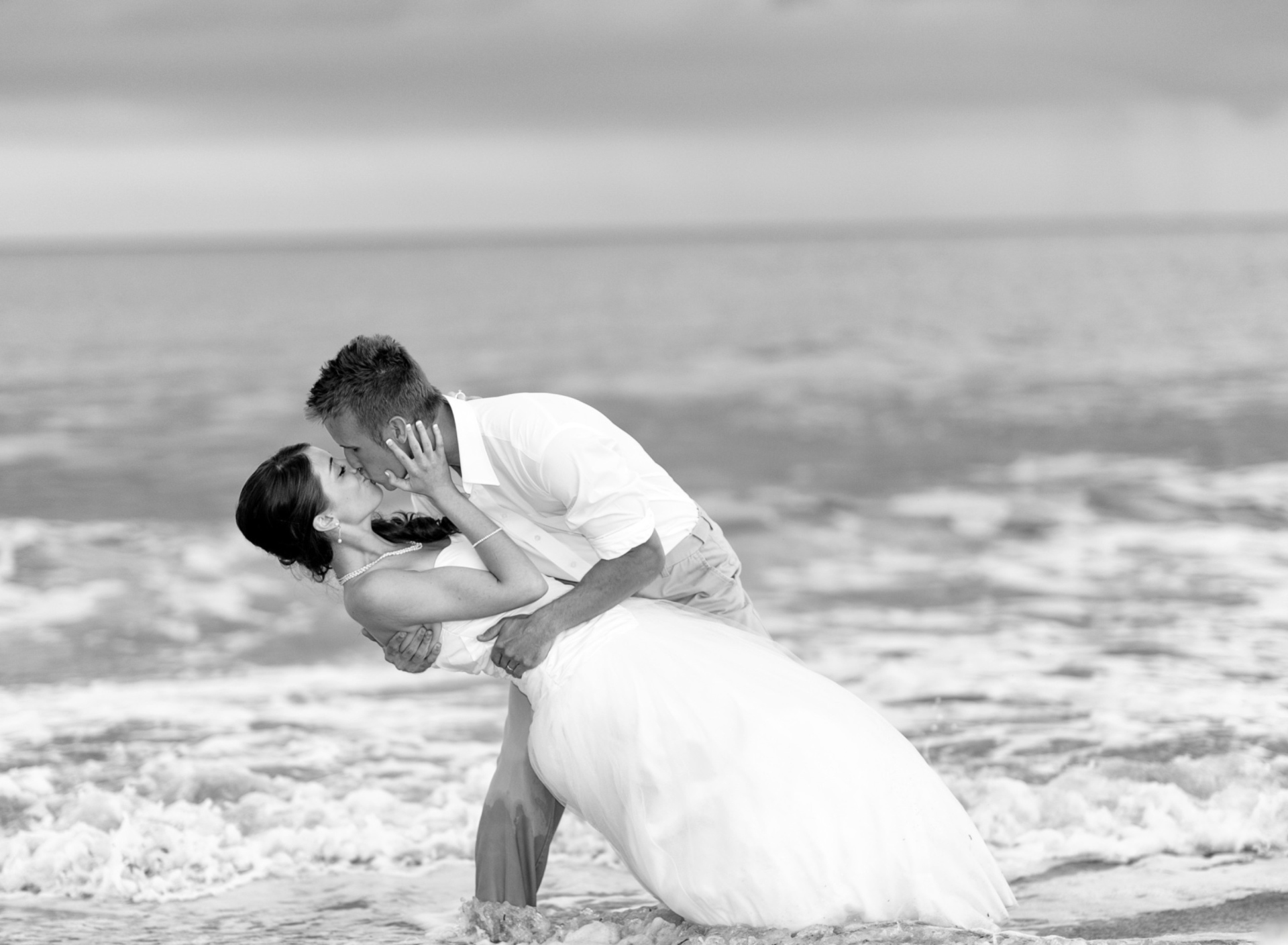 Screenshot №1 pro téma Wedding Kiss Black And White 1920x1408