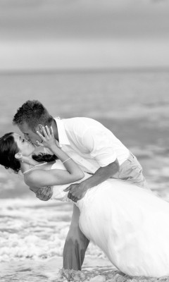 Screenshot №1 pro téma Wedding Kiss Black And White 240x400