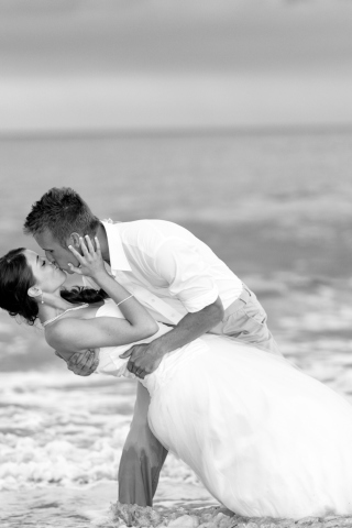 Fondo de pantalla Wedding Kiss Black And White 320x480