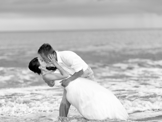 Обои Wedding Kiss Black And White 640x480