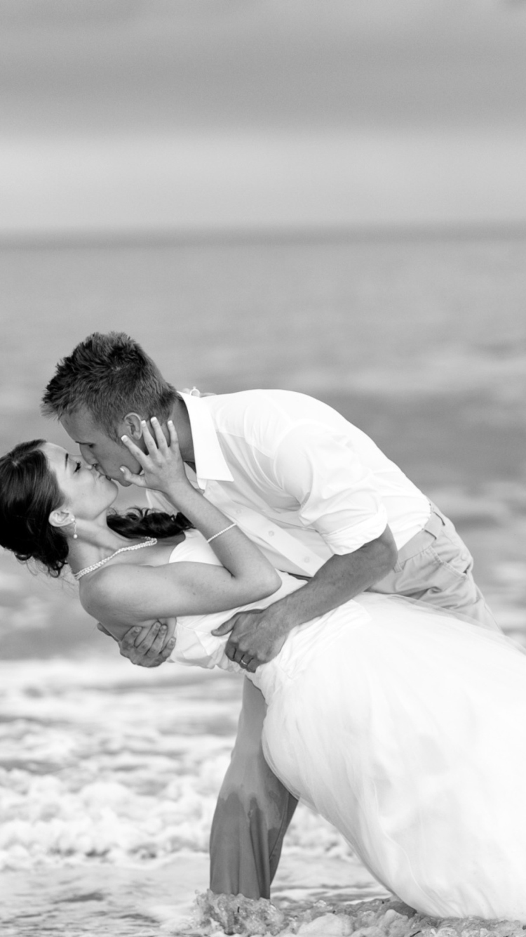 Screenshot №1 pro téma Wedding Kiss Black And White 750x1334