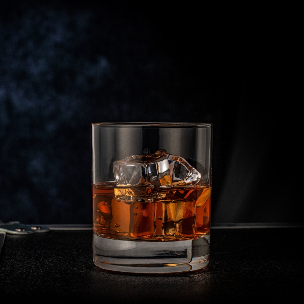 Обои Golden Whiskey Glass 1024x1024