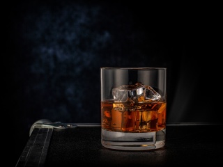 Обои Golden Whiskey Glass 320x240