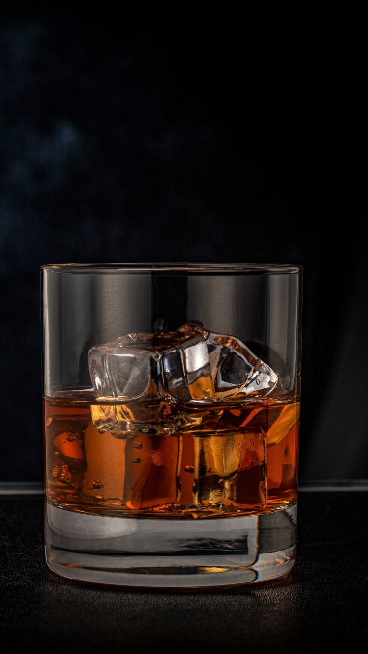 Обои Golden Whiskey Glass 750x1334