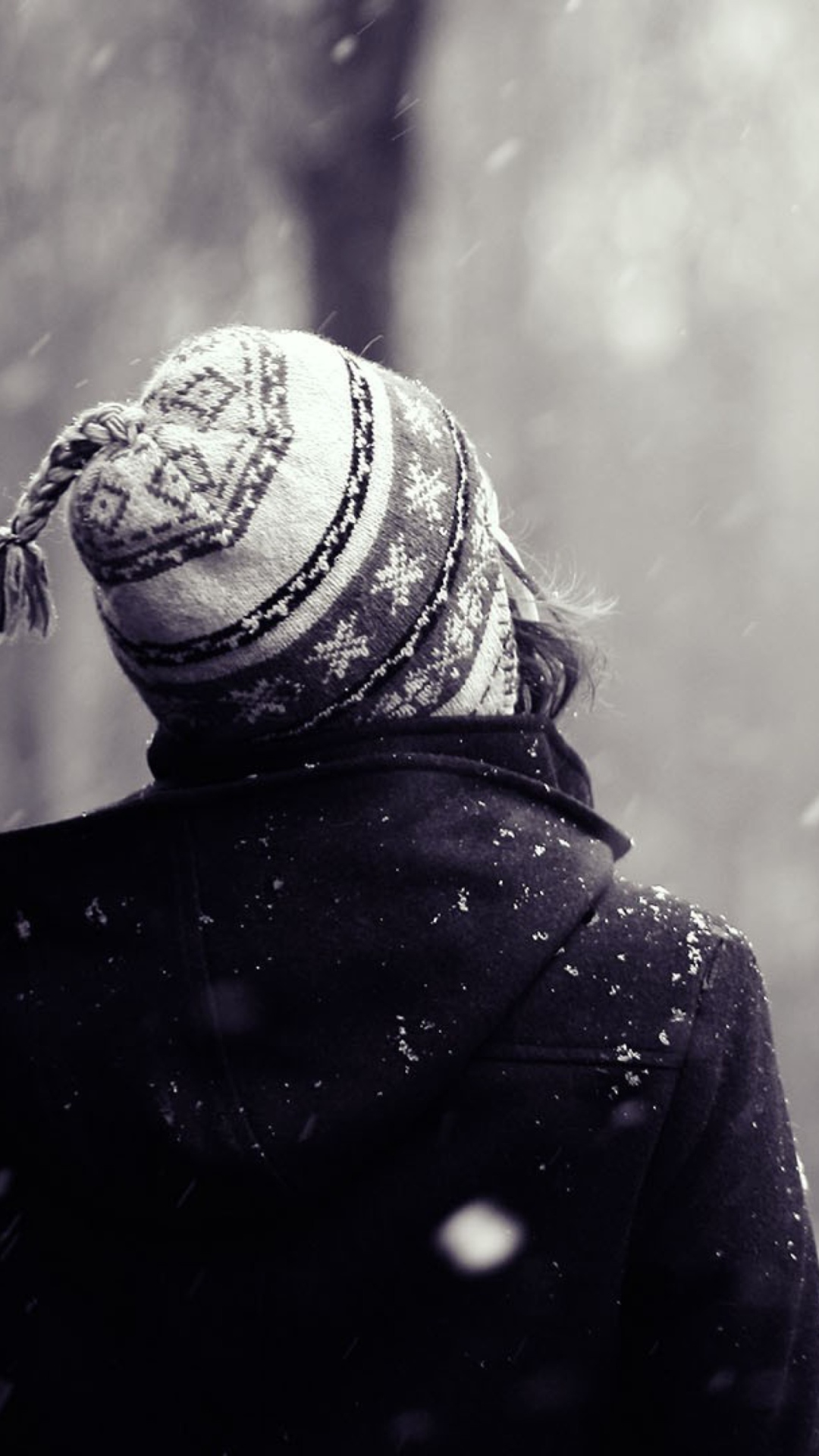 Sfondi Girl Looking At Falling Snow 1080x1920