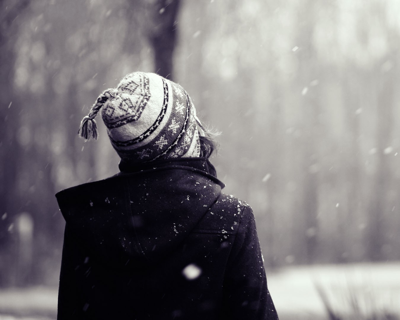 Fondo de pantalla Girl Looking At Falling Snow 1280x1024