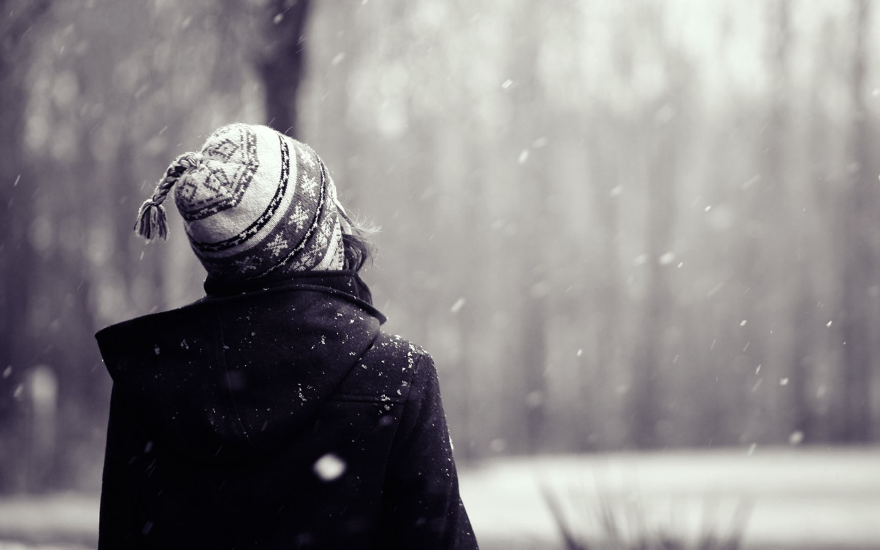 Fondo de pantalla Girl Looking At Falling Snow 1280x800