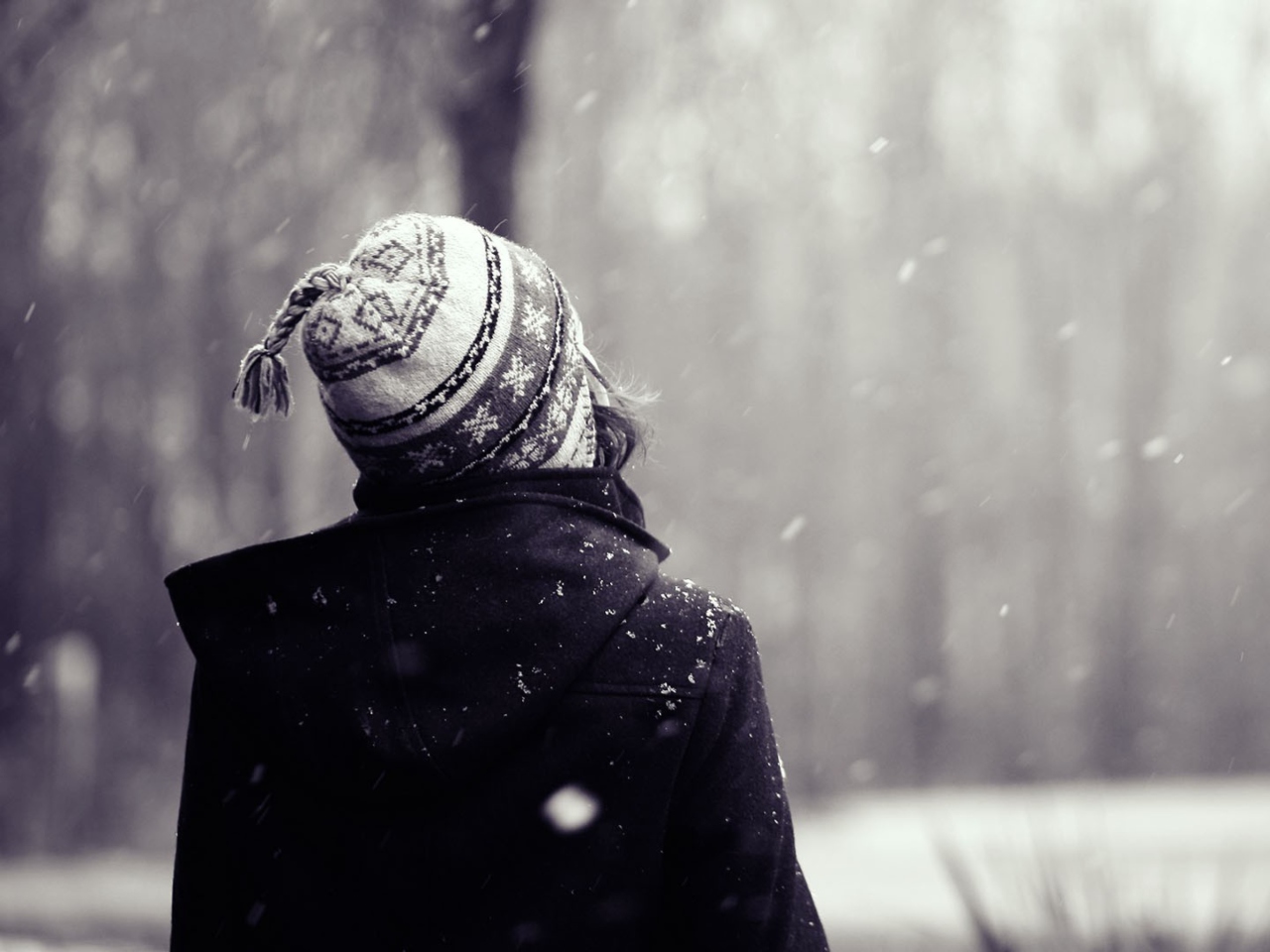 Sfondi Girl Looking At Falling Snow 1280x960