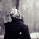 Sfondi Girl Looking At Falling Snow 128x128