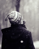 Sfondi Girl Looking At Falling Snow 128x160