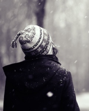 Screenshot №1 pro téma Girl Looking At Falling Snow 176x220
