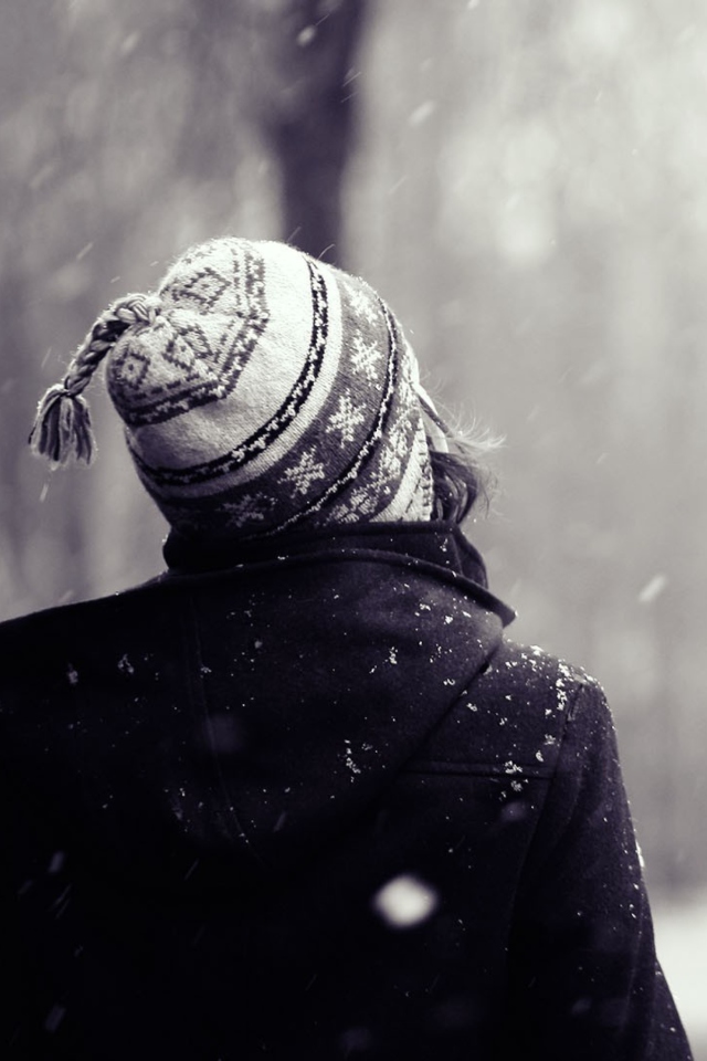Girl Looking At Falling Snow wallpaper 640x960
