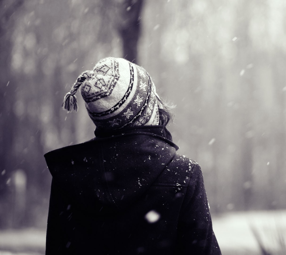 Das Girl Looking At Falling Snow Wallpaper 960x854
