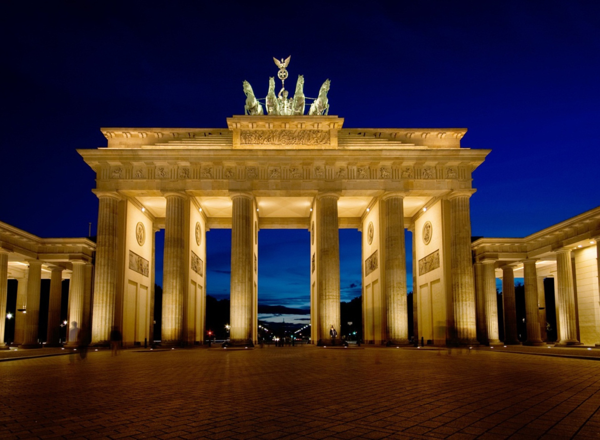 Обои Brandenburg Gate Berlin 1920x1408
