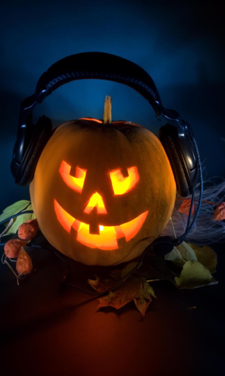 Fondo de pantalla Pumpkin In Headphones 768x1280