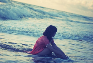 Girl And Ocean Picture for Android, iPhone and iPad