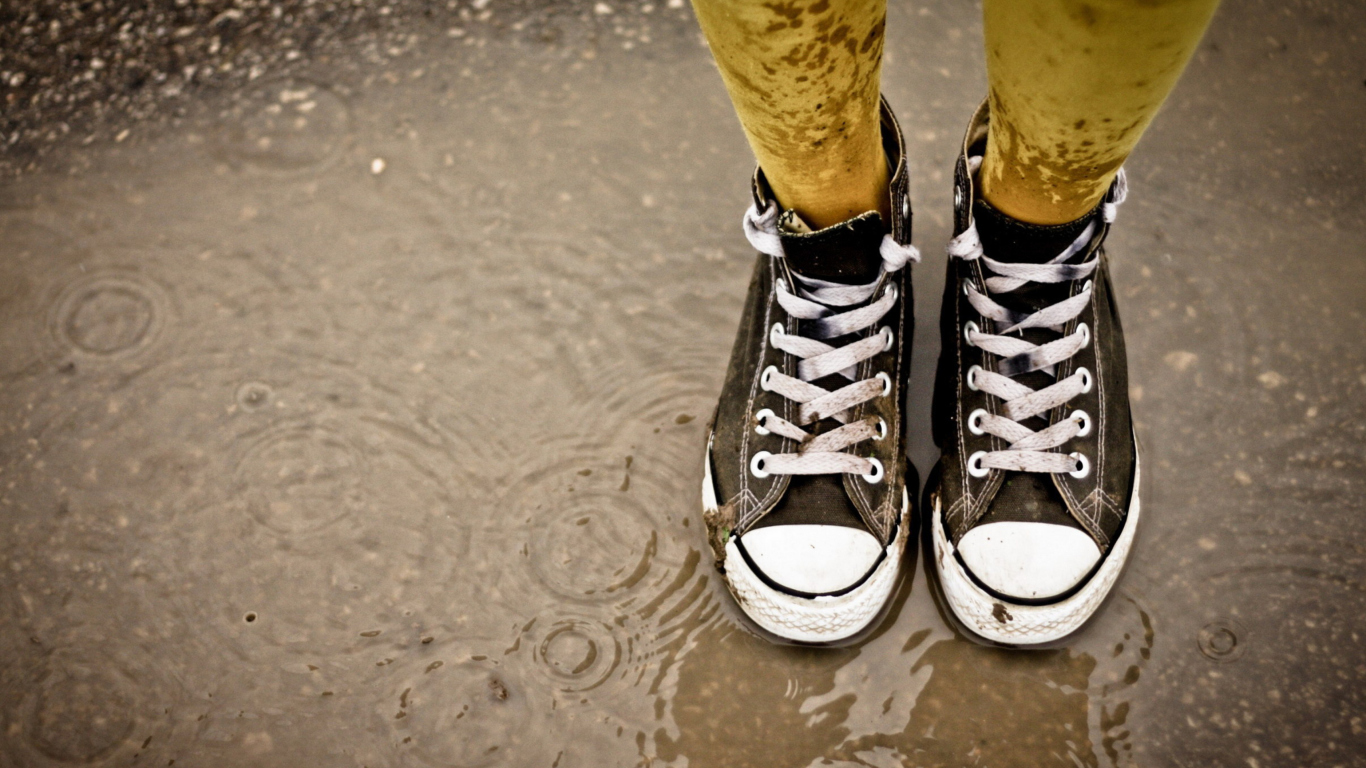 Обои Wet Sneakers 1366x768