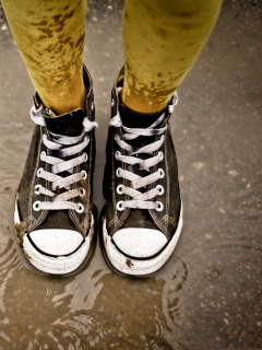 Fondo de pantalla Wet Sneakers 240x320