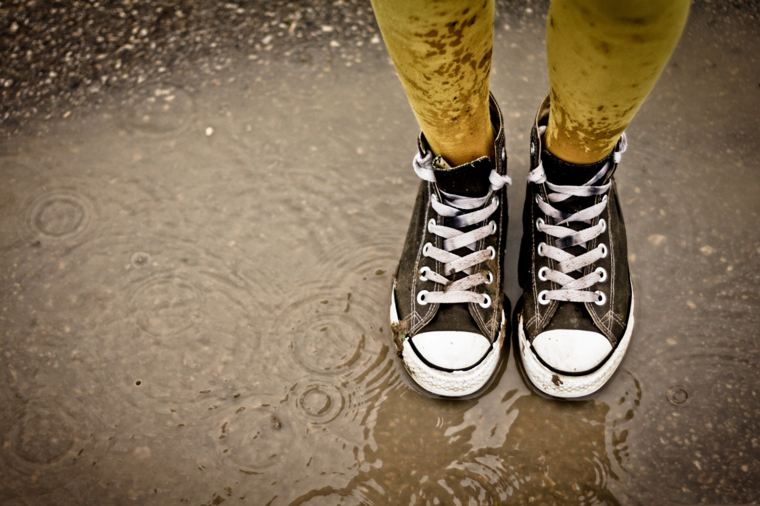 Das Wet Sneakers Wallpaper 2880x1920