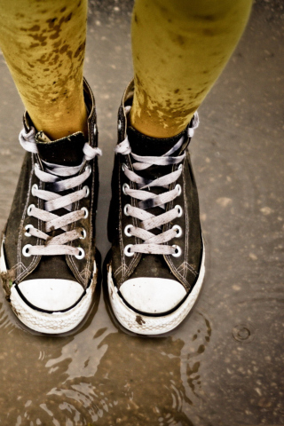 Das Wet Sneakers Wallpaper 320x480