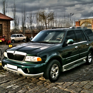 Lincoln Navigator 2000 Wallpaper for iPad mini 2