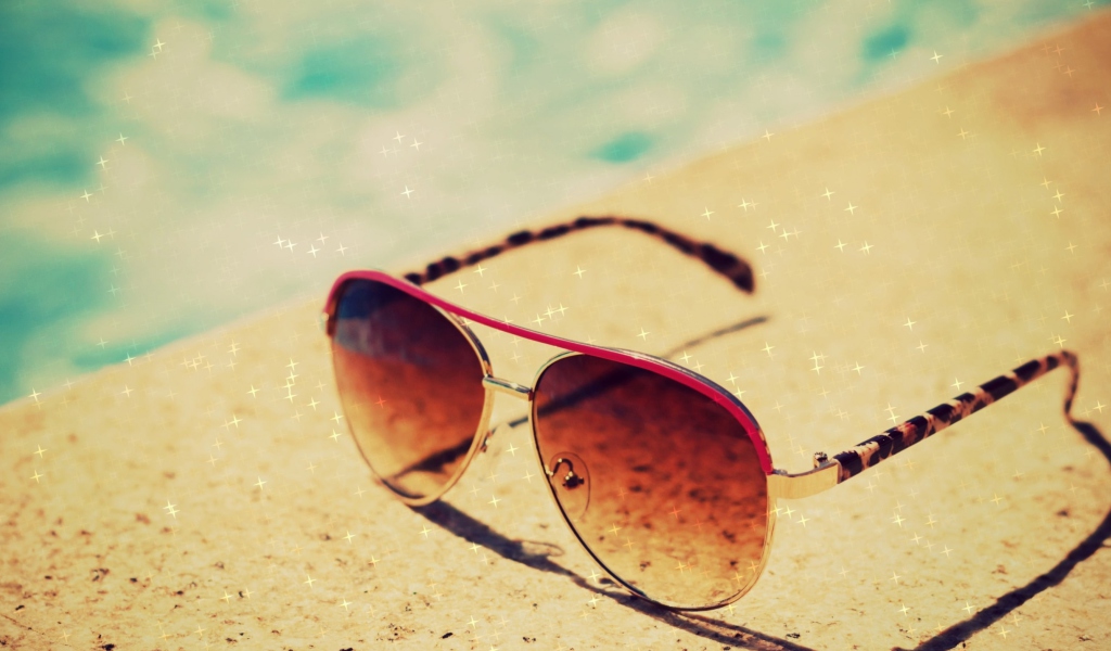 Das Sunglasses By Pool Wallpaper 1024x600