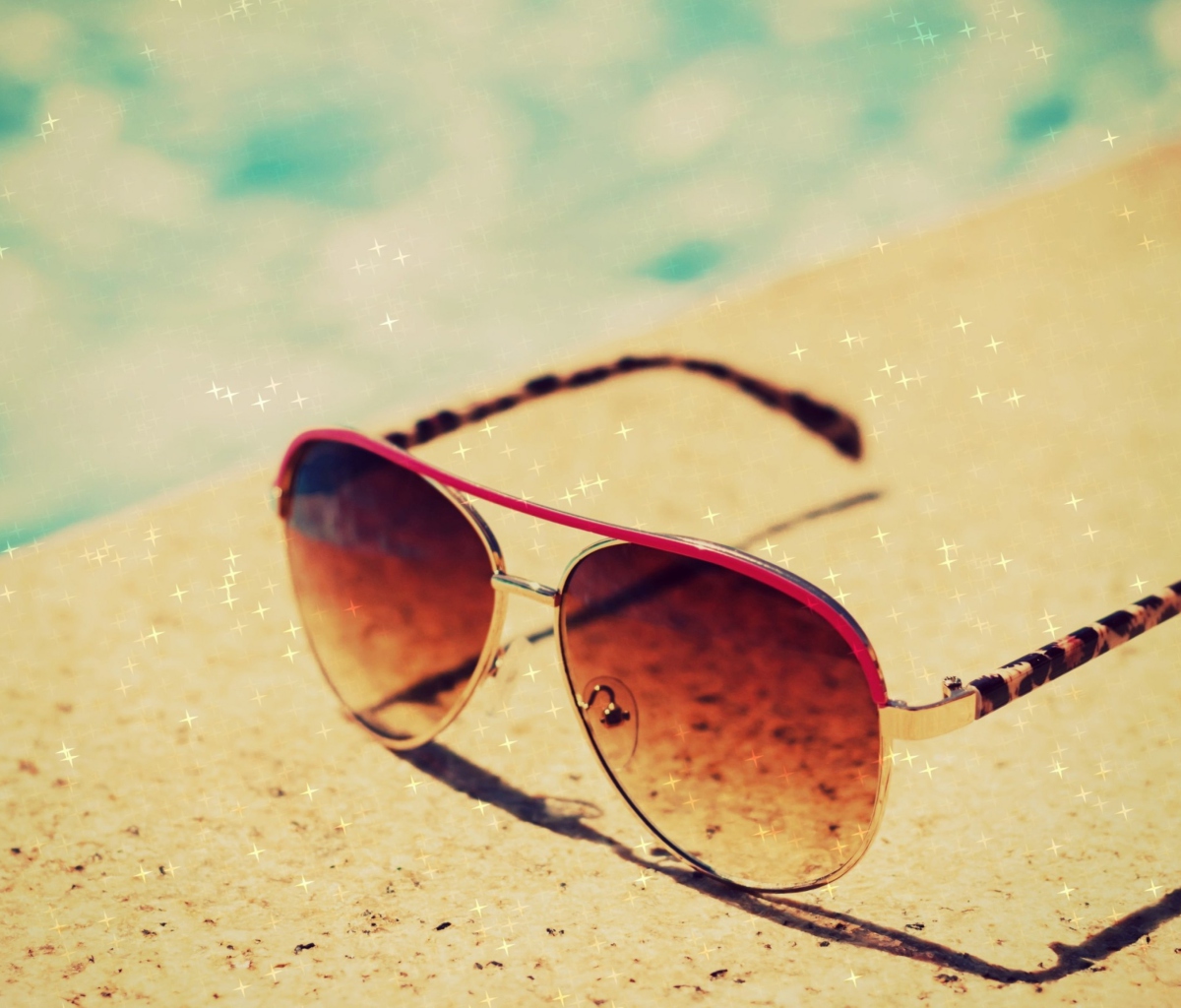 Das Sunglasses By Pool Wallpaper 1200x1024