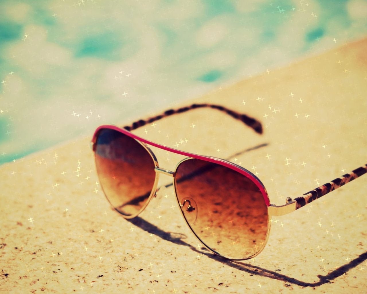 Das Sunglasses By Pool Wallpaper 1280x1024
