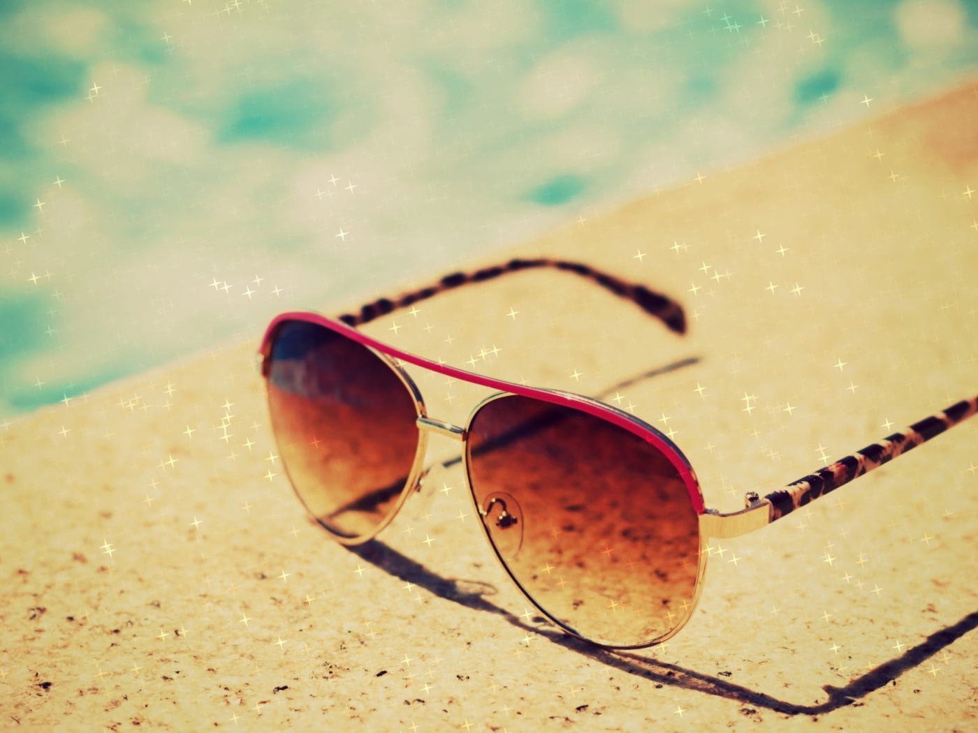 Das Sunglasses By Pool Wallpaper 1400x1050