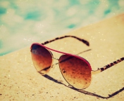 Das Sunglasses By Pool Wallpaper 176x144