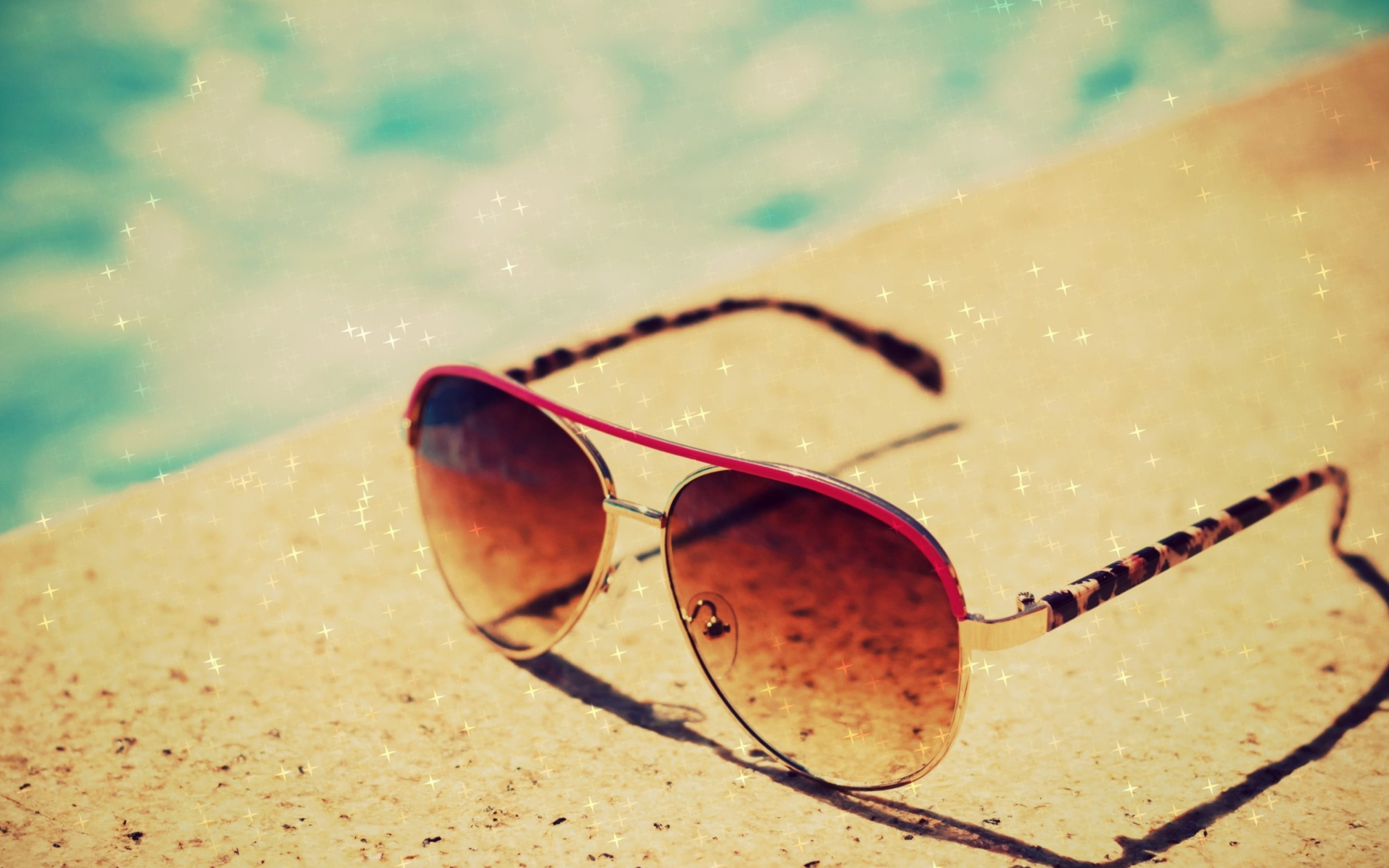 Das Sunglasses By Pool Wallpaper 2560x1600