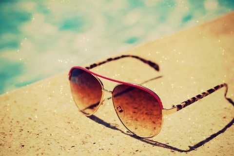 Fondo de pantalla Sunglasses By Pool 480x320