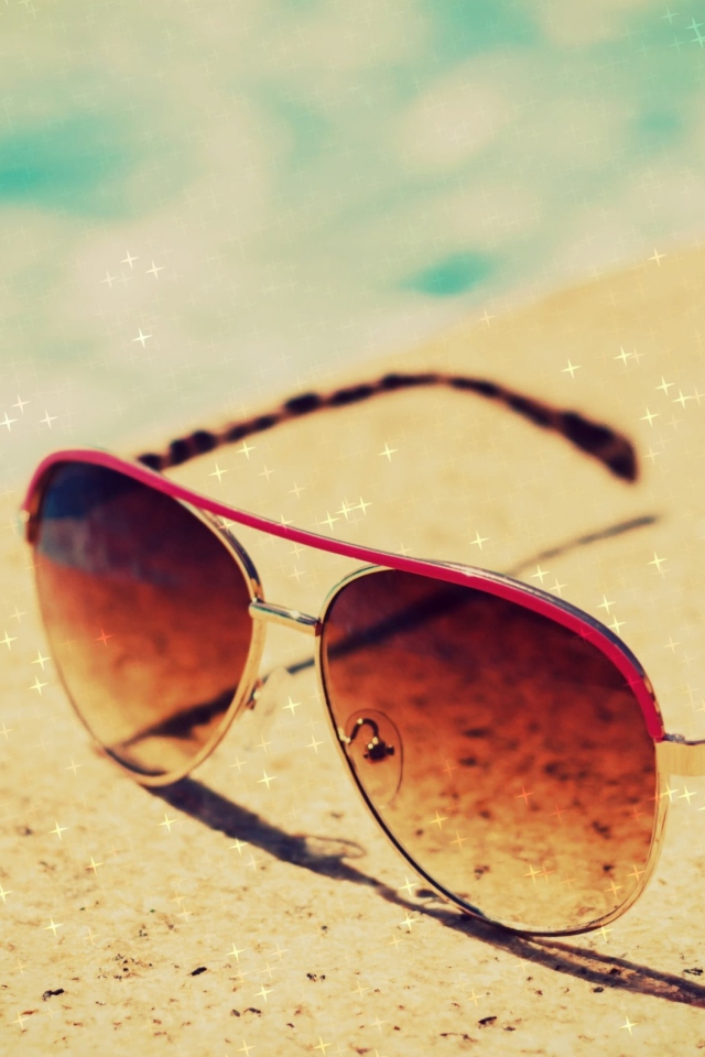 Das Sunglasses By Pool Wallpaper 640x960