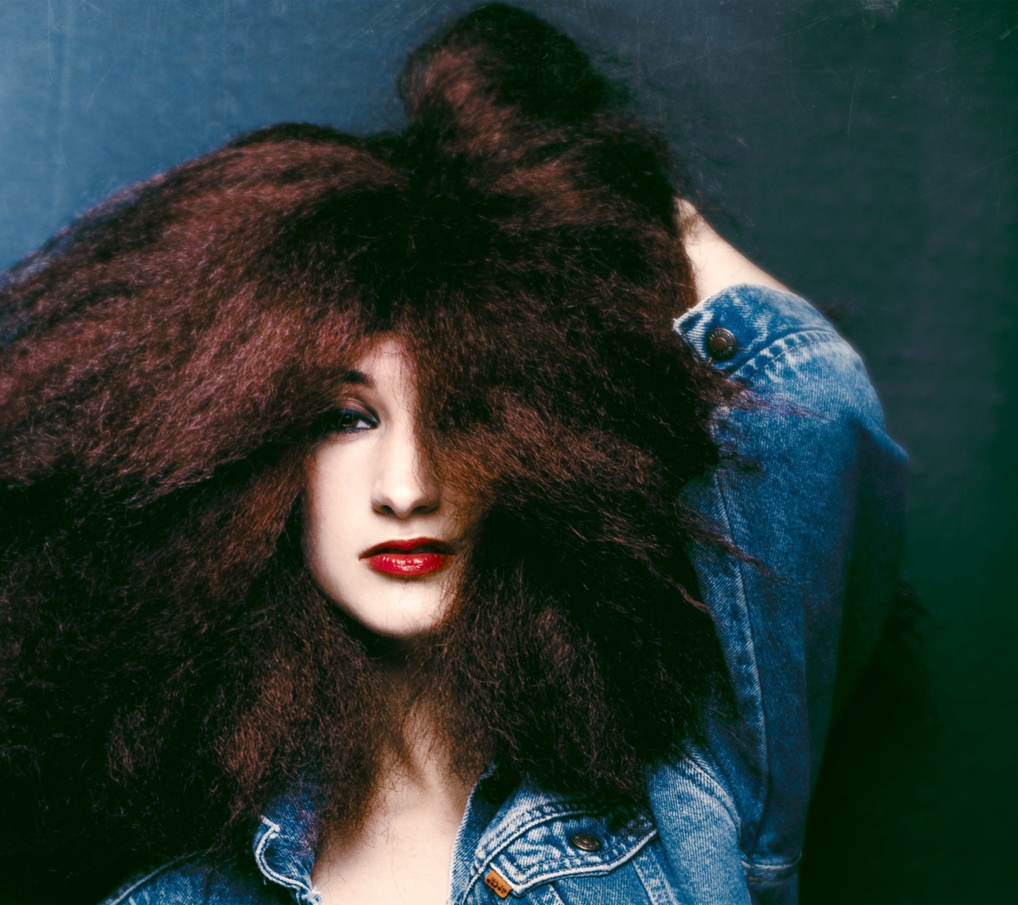 Sfondi Beautiful Brunette With Curly Hair 1440x1280