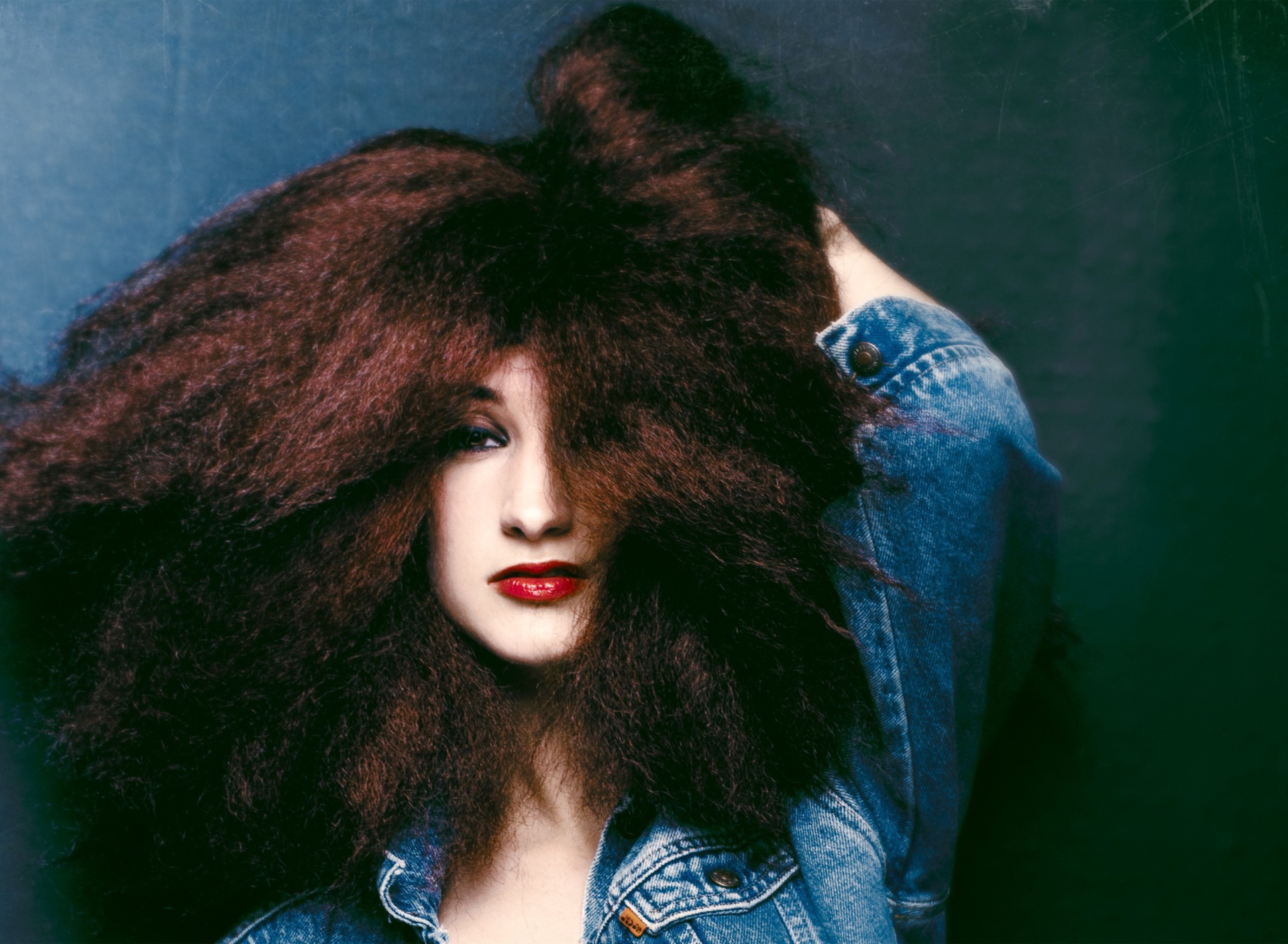 Sfondi Beautiful Brunette With Curly Hair 1920x1408
